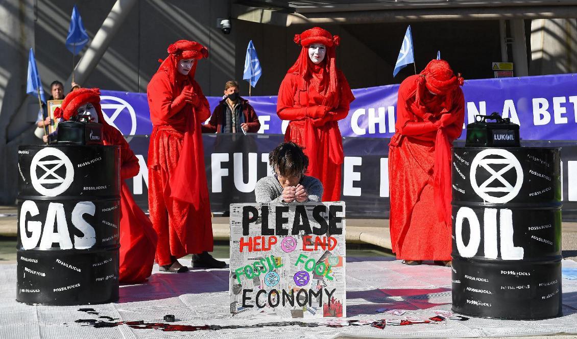 Klimataktivister utanför det skotska parlamentet i Edinburgh den 1 april 2022. Foto: Andy Buchanan/AFP via Getty Images