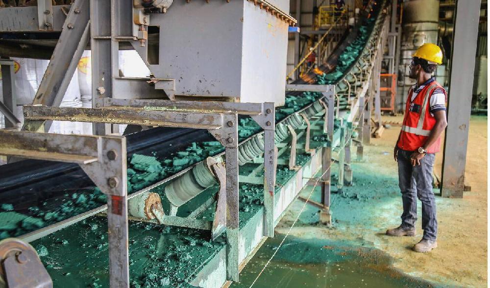 


Ett transportband fyllt med bitar av kobolt i en fabrik i Kongo-Kinshasa, innan det exporteras, främst till Kina för att förädlas. Foto: Samir Tounsi/AFP via Getty Images                                                                                                                                    