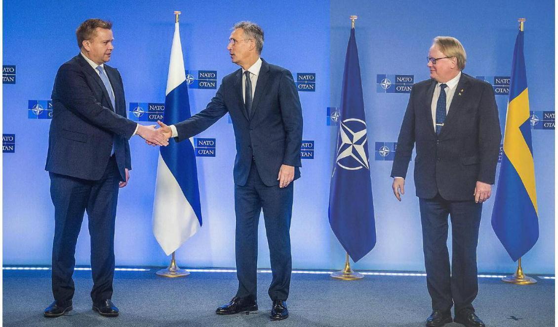 

Står Finland närmare ett Nato-medlemskap än Sverige? Finlands försvarsminister Antti Kaikkonen, Natos Jens Stoltenberg och Peter Hultqvist. Foto: Jan Van De Vel/Nato                                                                                        