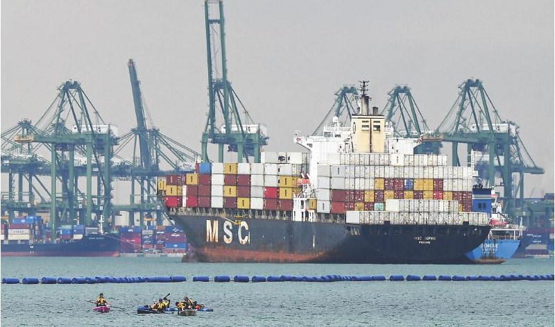 


Protektionism leder till förfall enligt skribenten. Ett containerfartyg vid containerterminalen i Singapore. Foto: Roslan Rahman/AFP via Getty Images                                                                                                                                    