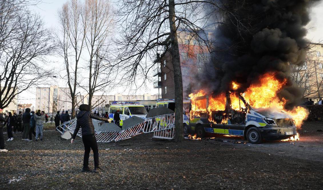 En polisbuss sattes i brand i Sveaparken i Örebro, där Rasmus Paludan, partiledare för  Stram kurs, hade fått tillstånd för en sammankomst på långfredagen. Foto: Kicki Nilsson/TT