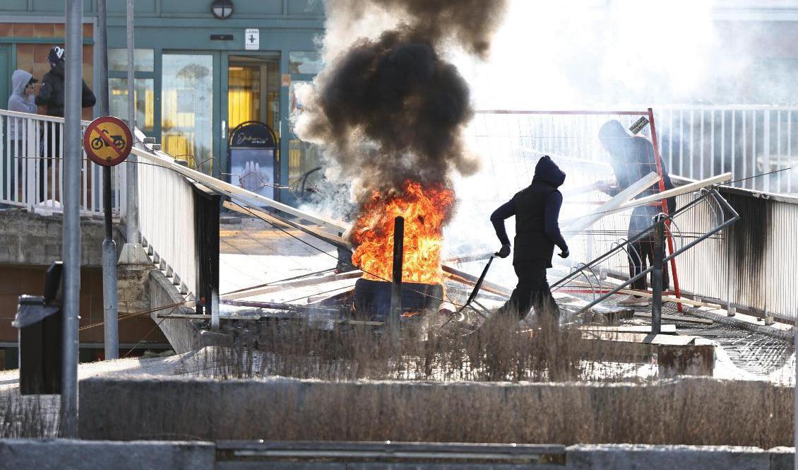 Upploppen och oroligheterna har pågått under hela påskhelgen. Här från Norrköping i går. Foto: Stefan Jerrevång/TT