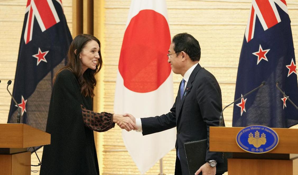 Nya Zeelands premiärminister Jacinda Ardern möter Japans premiärminister Fumio Kishida under hennes besök i Tokyo. Foto: Kimimasa Mayama/Pool via AP/TT