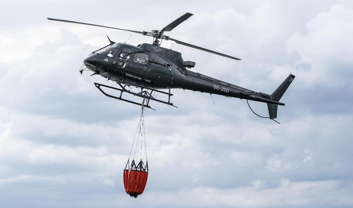Helikoptrar från MSB deltar i släckningsarbetet. Arkivbild. Foto: Johan Nilsson/TT