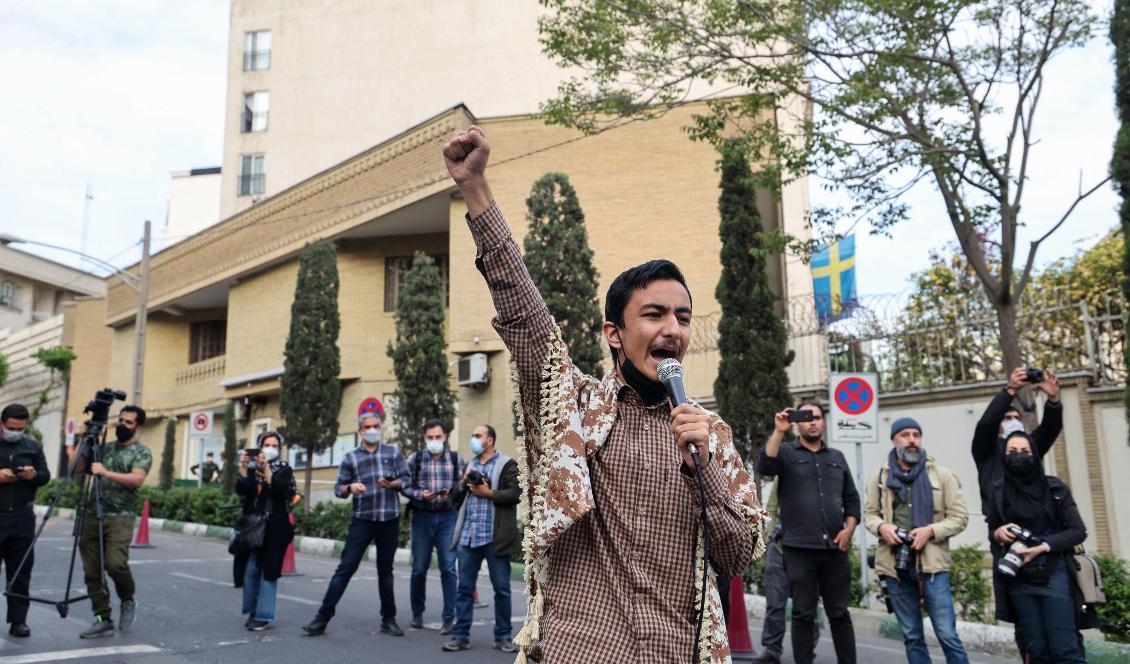Demonstration utanför Sveriges ambassad i Iran mot Paludanskoranbränning. Foto: Atta Kenare/Getty Images