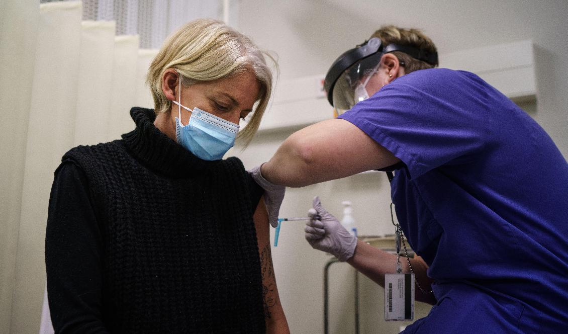 Vaccination av vårdpersonal vid Sahlgrenska universitetssjukhuset, Göteborg, den 14 januari 2021. Foto: Fredrik Lerneryd/Getty Images
