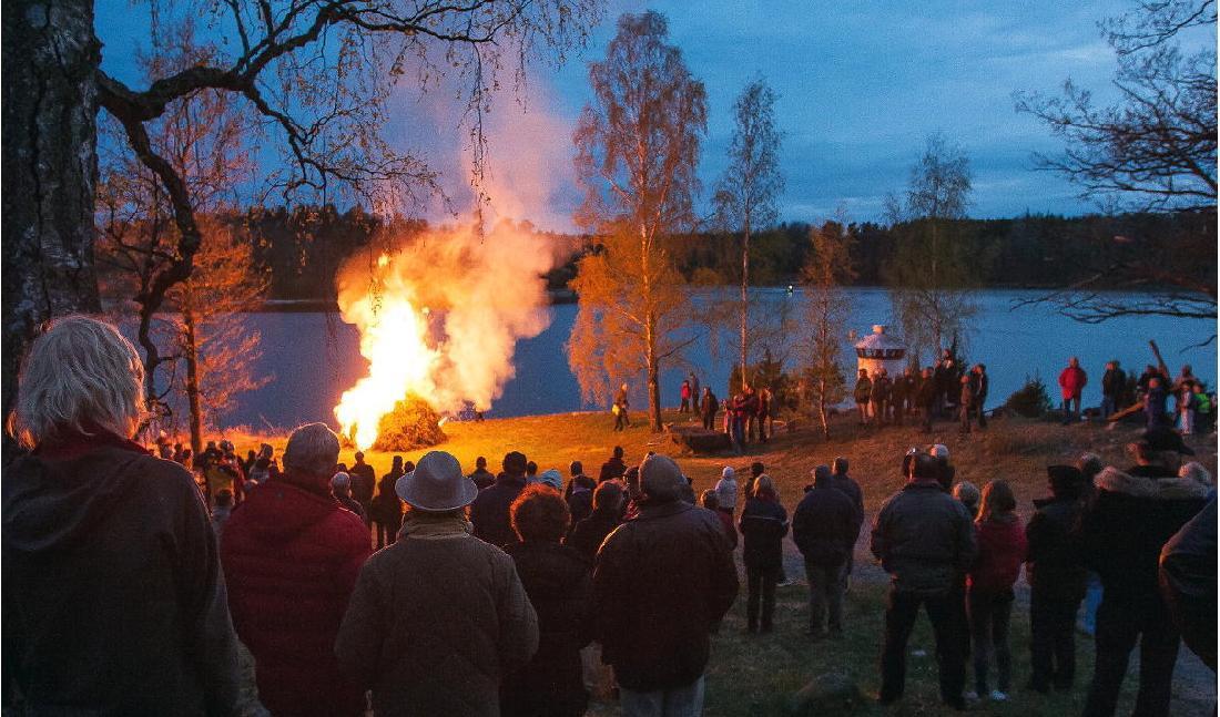 
Traditionen att samlas och tända en brasa för att fira valborgsmässoafton har funnits länge i Sverige. Foto: Shutterstock                                            