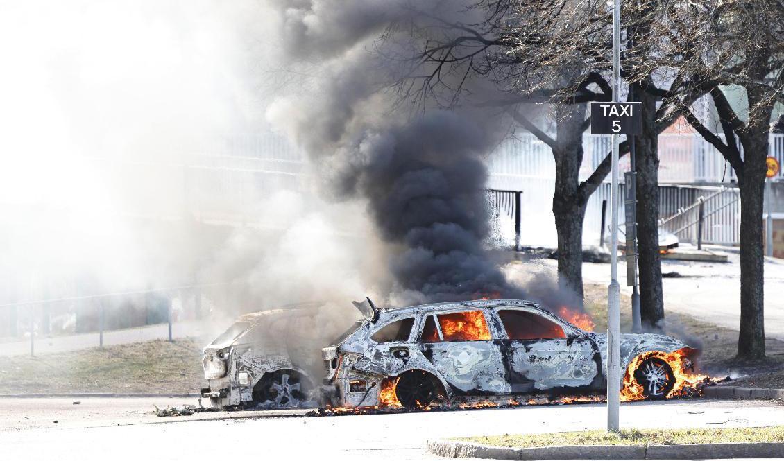 Två bilar som brann i Norrköping i samband med upploppen på påskdagen. Foto: Arkivbild. Stefan Jerrevång/TT