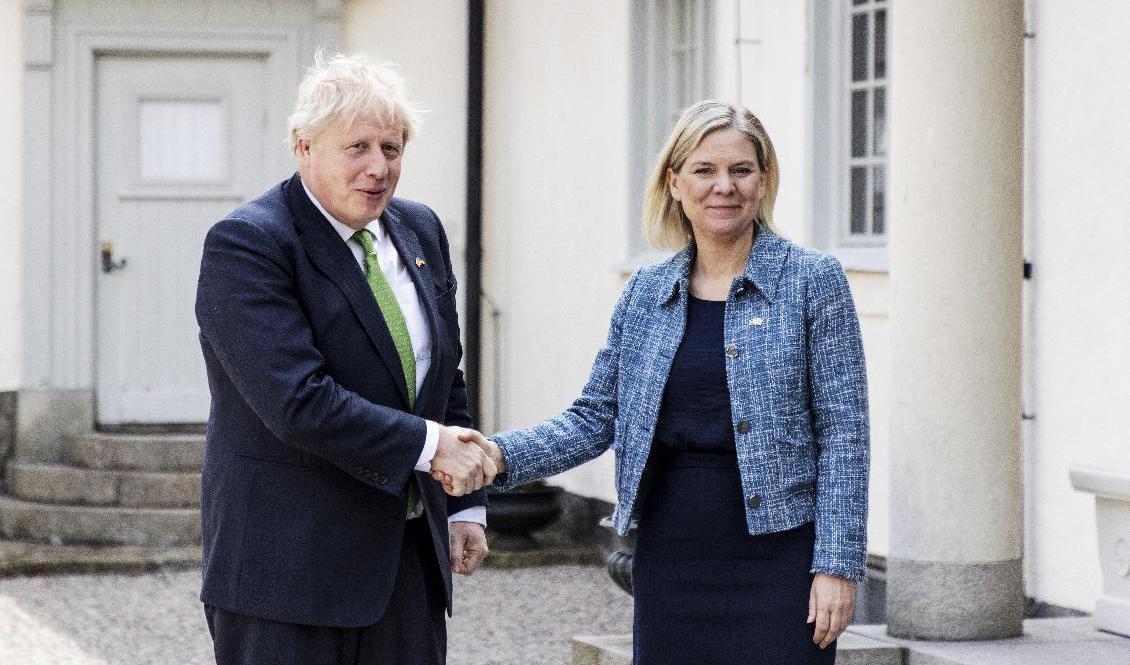 Storbritanniens premiärminister Boris Johnson hälsar på statsminister Magdalena Andersson vid sitt besök på Harpsund. Foto: Christine Olsson/TT