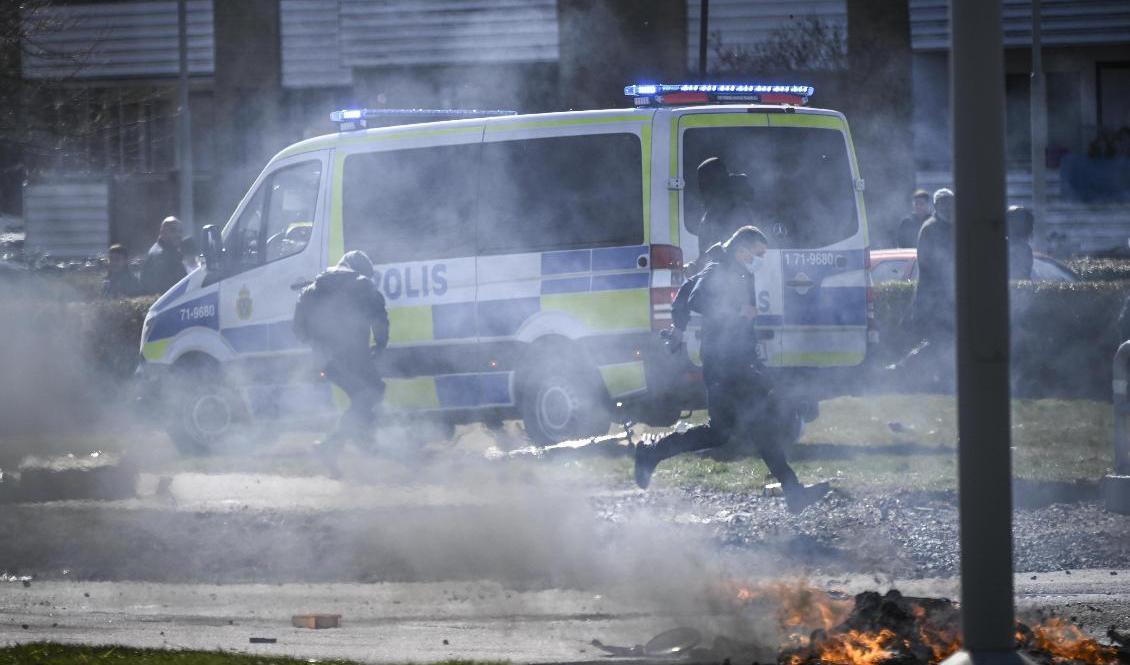 Många poliser skadades och hamnade i farliga situationer under påskkravallerna. Arkivbild. Foto: Johan Nilsson/TT