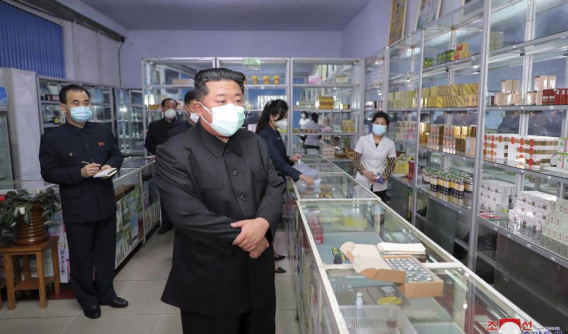 Den nordkoreanske ledaren Kim Jong-Un uppges besöka ett apotek i Pyongyang på söndagen. Bilden kommer från nordkoreanska regeringen. Foto: KCNA/AP/TT