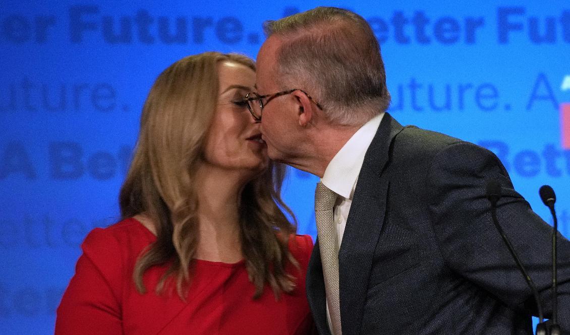 Australiens kommande premiärminister Anthony Albanese kysser sin flickvän Jodie Haydon efter att ha utropat sig till valets segrare. Foto: Rick Rycroft/AP/TT