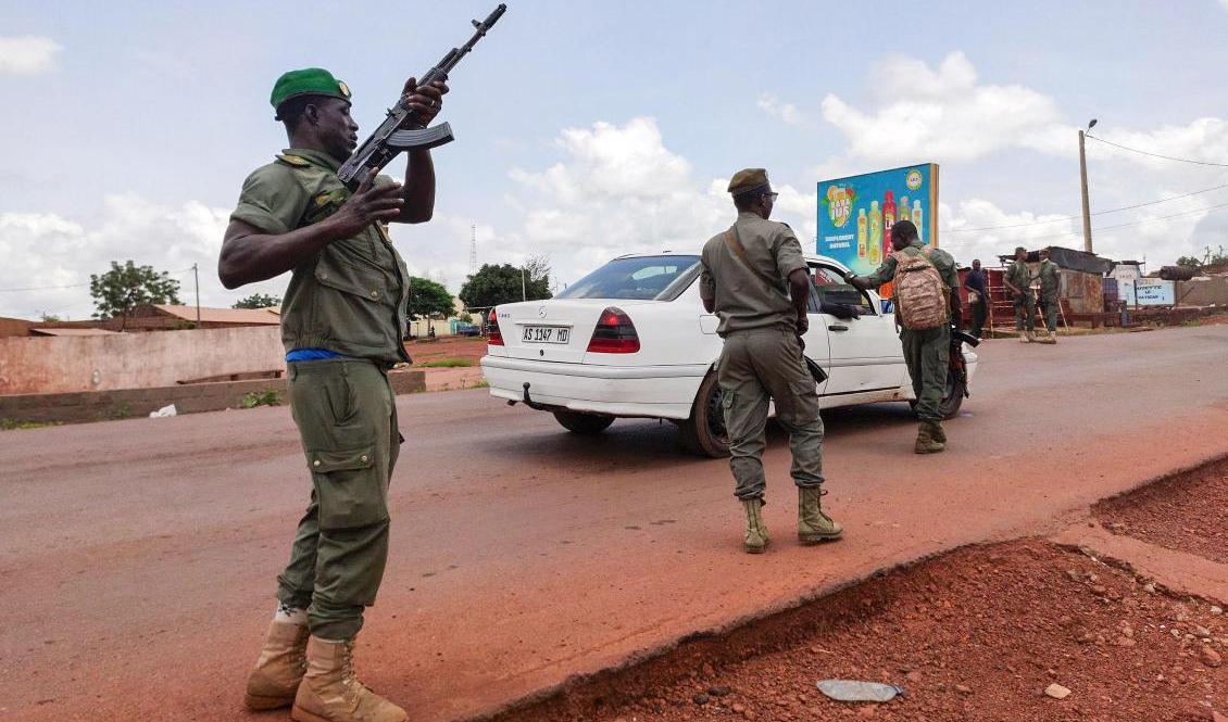 Maliska soldater vid en vägspärr. Arkivbild. Foto: Mohamed Salaha/AP/TT
