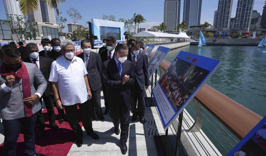 Sri Lankas president Gotabaya Rajapaksa och Kinas utrikesminister Wang Yi inspekterar ett av Kina finansierat hamnstadsprojekt i Colombo i januari. Foto: Eranga Jayawardena/AP/TT