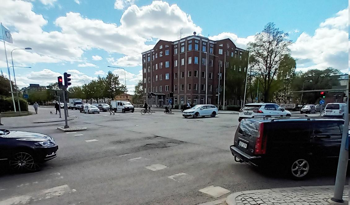 Kungsgatan i Uppsala är särskilt utsatt för luftföroreningar. Åtgärder handlar bland annat om förbud mot dubbdäck, miljözon för tunga fordon och fler cykelvägar. Foto: Sebastian Lindgren