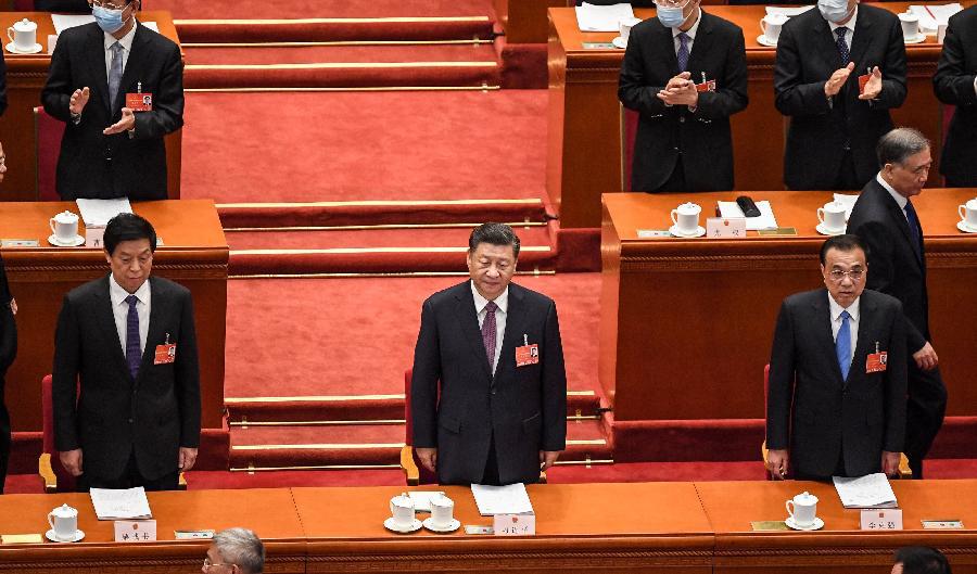 Kinas president Xi Jinping (mitten) och premiärminister Li Keqiang (h) vid den andra plenarsessionen för Nationella folkkongressen i Folkets stora sal i Peking den 8 mars. Foto: Leo ramirez/AFP via Getty Images