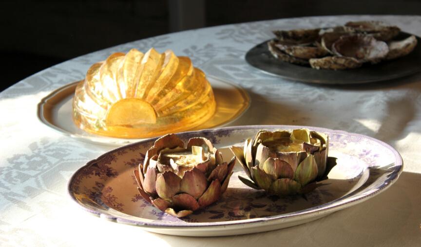 Kronärtskockor med sås, lagade efter Cajsa Wargs recept. Foto: Ulrica Söderlind