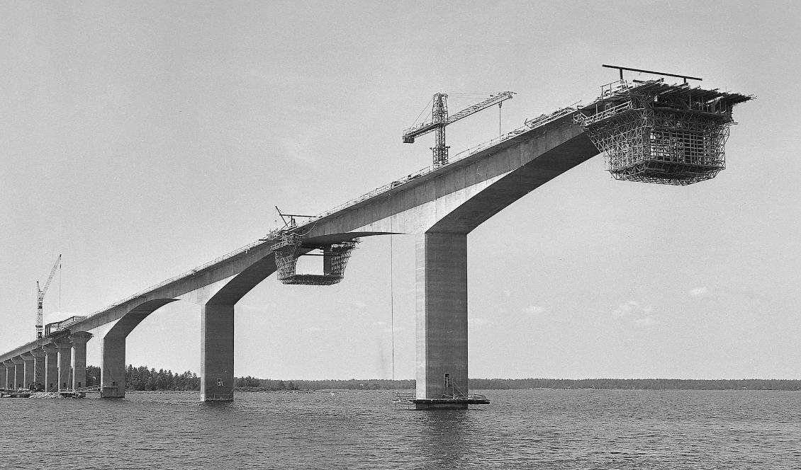 
Åke Håkansson dokumenterade bygget av Ölandsbron och har nu fått hjälp av sitt barnbarn Teodor Håkansson med att digitalisera bilderna. Foto: Åke Håkansson                                            