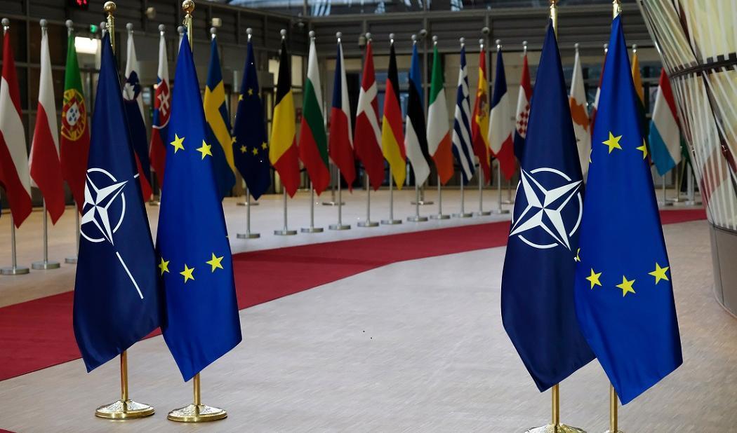 

En talande bild där krönikören ändå ser Nato som en i teorin mellanstatlig organisering – till skillnad från överstatliga EU. Foto: Shutterstock                                                                                        