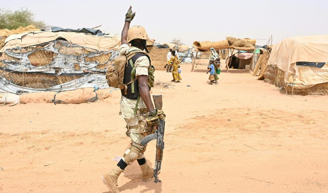 



En nigeriansk soldat patrullerar under ett besök av FN:s generalsekreterare. Armén beskylls nu för att inte ha ingripit under terrorattacker. Foto: Issouf Sanogo/AFP via Getty Images                                                                                                                                                                                