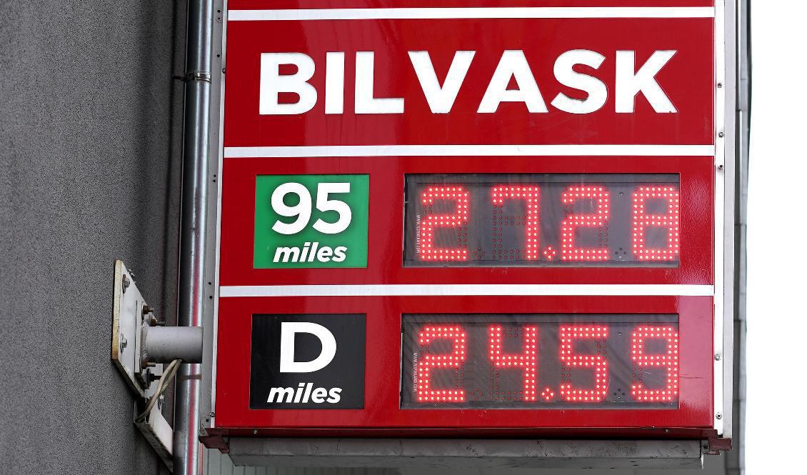 Norska bilister får gräva djupt i plånboken när de ska tanka. Arkivbild. Foto: Gorm Kallestad/AP/TT
