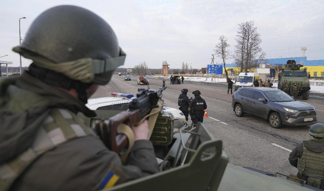 Ukrainska soldater vid en kontroll nära Charkiv i östra Ukraina. Arkivfoto. Foto: Evgeniy Maloletka/AP/TT
