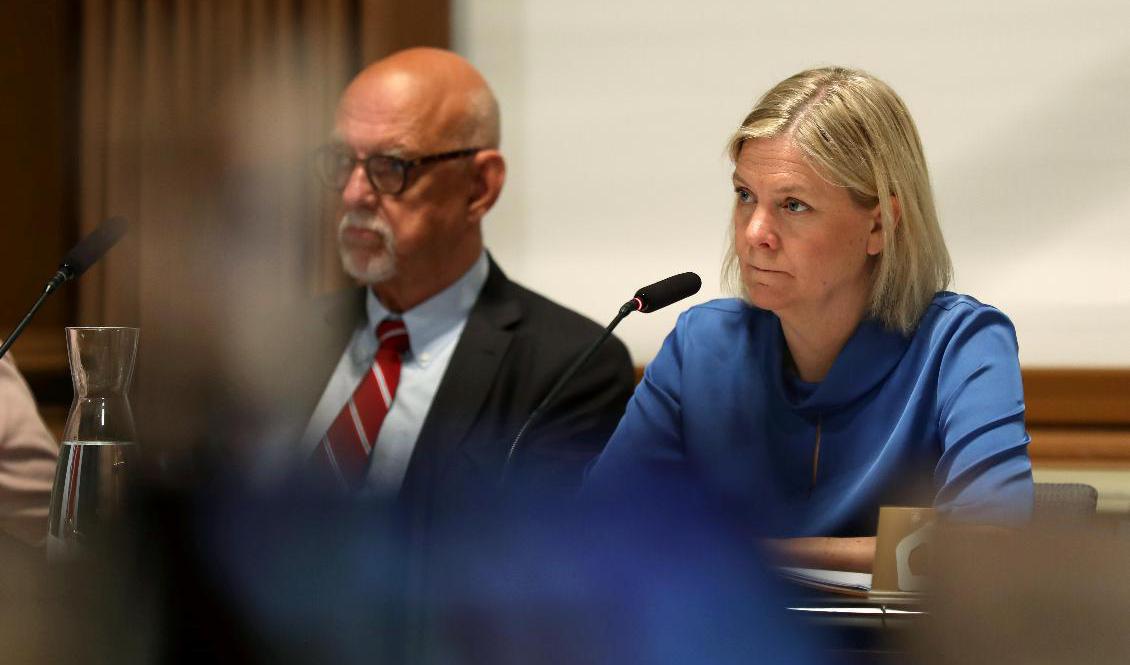 EU-minister Hans Dahlgren (S) och statsminister Magdalena Andersson (S) under EU-nämndens sammanträde där regeringen fick stöd för att driva på för Ukraina och Moldavien som kandidater för EU-medlemskap. Foto: Ali Lorestani/TT