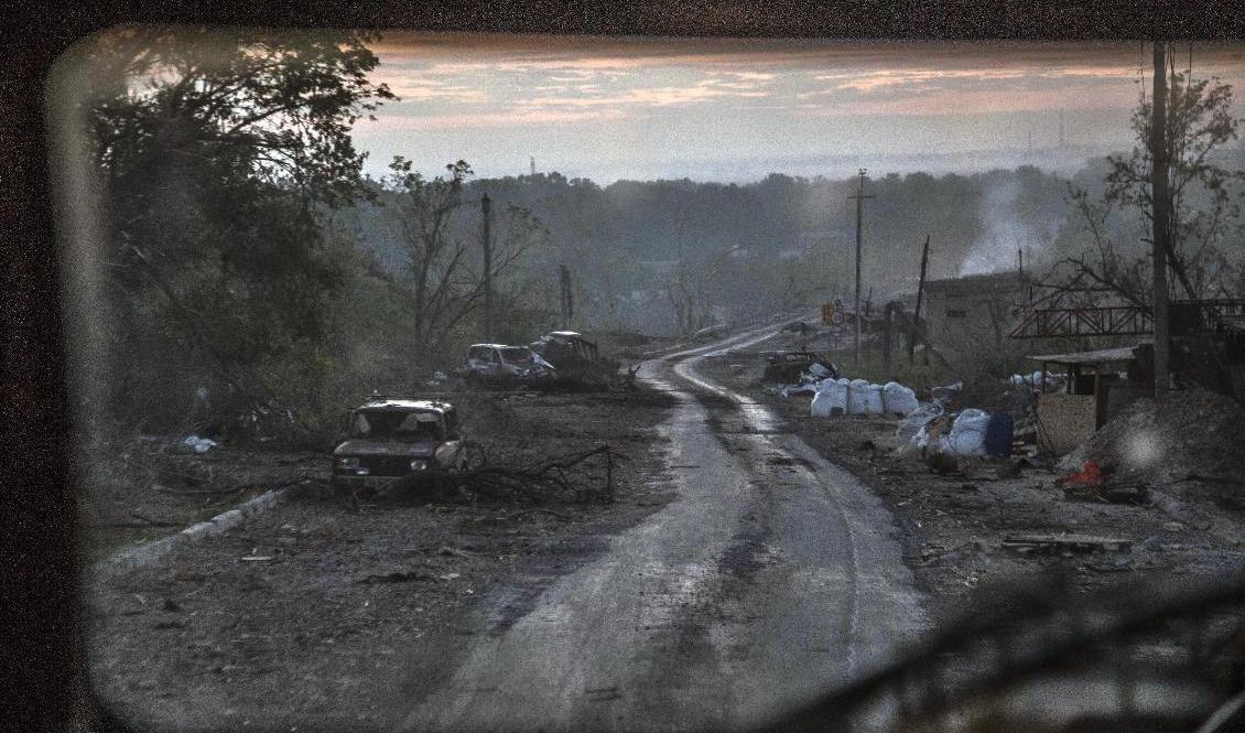 Resterna av en bil vid fronten i Sievjerodonetsk, den 8 juni. Arkivbild. Foto: Oleksandr Ratusjniak/AP/TT