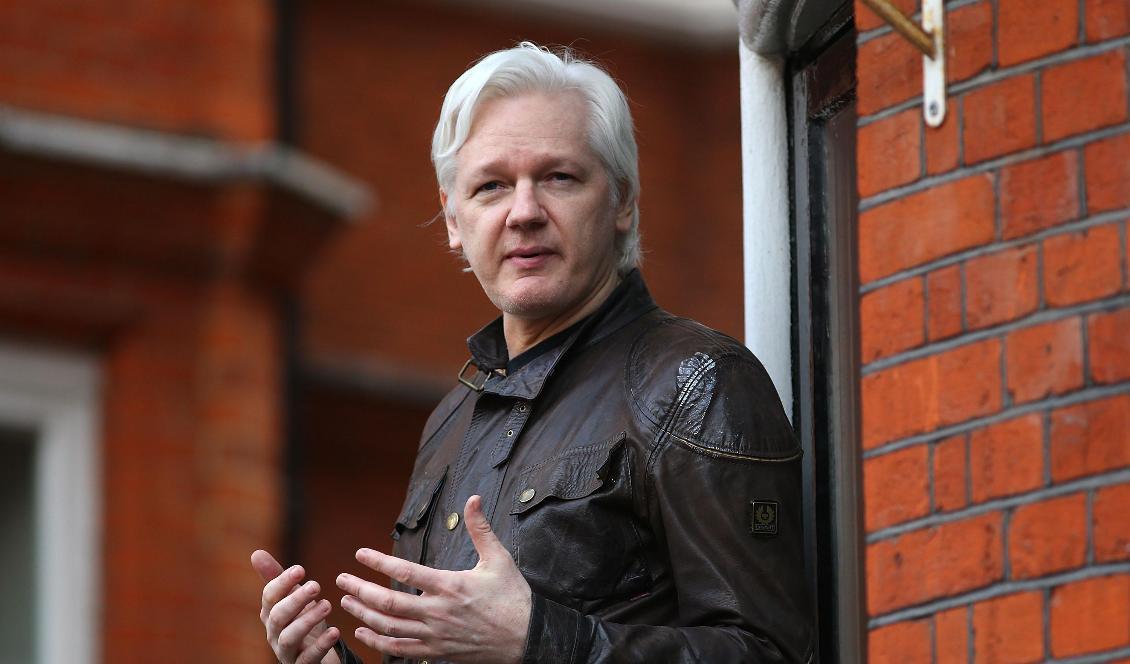 
Wikileaksgrundaren Julian Assange syns på balkongen vid Ecuadors ambassad i London den 19 maj 2017. Foto: Jack Taylor/Getty Images                                            