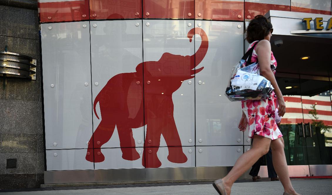 En kvinna går förbi det republikanska partiets elefantlogo vid ett republikanskt convent den 18 juli 2016 i Cleveland i Ohio. Foto: Domnick Reuters/AFP via Getty Images