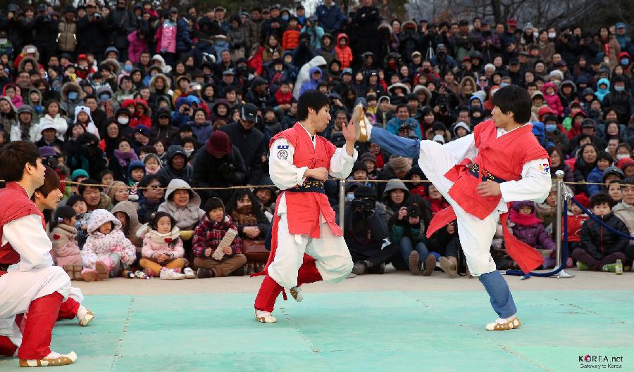 Taekkyons fotarbete kallas peum balki – att kliva i en triangel – och utförs mot bakgrund av traditionella, koreanska instrument. Målet med folkspelet är att få motståndaren ur balans med olika medel. Foto: Jeon Han/Kcis