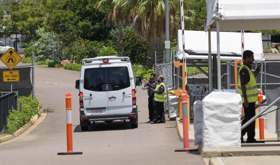 



Australier som blivit strandsatta utomlands under pandemin transporterades direkt till Howard Springs från flygplatsen för 14 dagars obligatorisk karantän. Foto: Lisa Mctiernan/Getty Images                                                                                                                                                                                