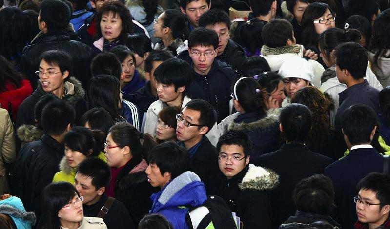 Nyutexaminerade studenter samlas på en jobbmässa i staden Changchun i Jilinprovinsen i Kina, den 22 november 2008. Foto: China Photos/Getty Images