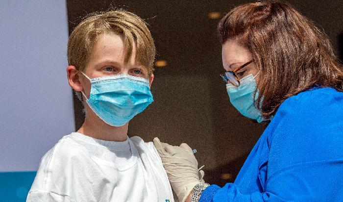 

En amerikansk pojke vaccineras mot covid-19 i Hartford, Connecticut, USA. Foto: Joseph Prezioso/AFP via Getty Images                                                                                        
