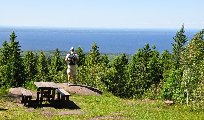 Utsikten är magnifik. Klara dagar kan man skåda så långt som 8–9 mil. Foto: Jenny Ljungkvist