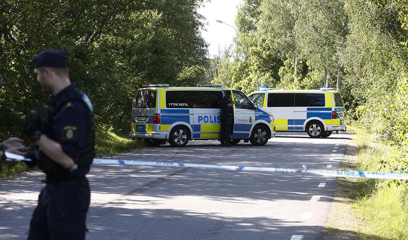 Polisbilar på plats i Himmelstalund utanför Norrköping där dödsolyckan inträffade. Foto: Magnus Andersson/TT