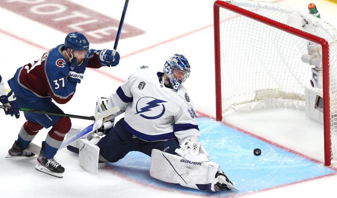 Colorados svenske spelare André Burakovsky sätter det avgörande 4–3-målet bakom Lightnings målvakt Andrei Vasilevsky i den första finalmatchen.
Avalanche körde över Floridalaget på ett närmast förnedrande sätt. Foto: Harry How/Getty Images