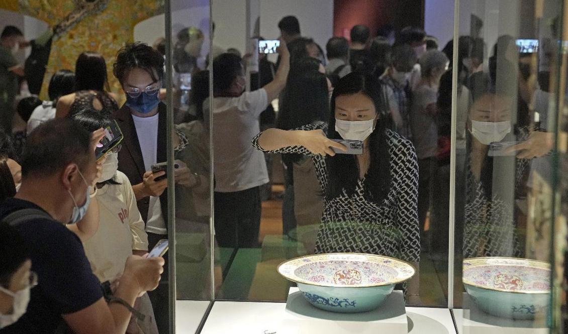 Nu visas fler än 900 kinesiska konstföremål i Hongkong. Foto: Kin Cheung/AP/TT