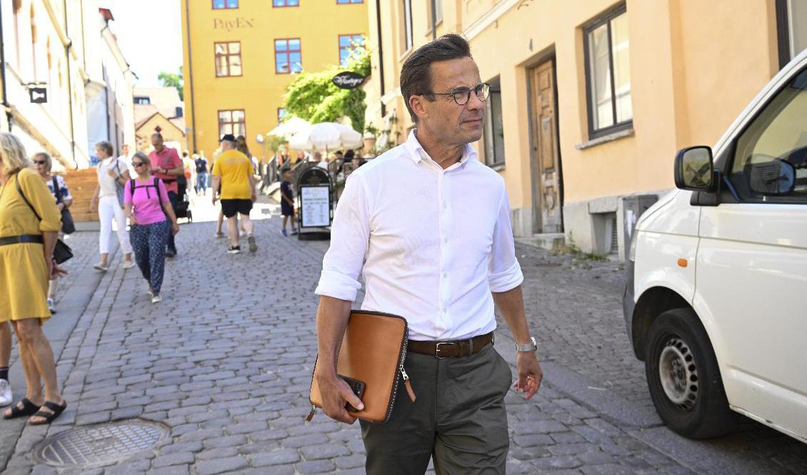 Moderaternas ledare Ulf Kristersson promenerar i Visby under Almedalsveckan. Foto: Henrik Montgomery/TT