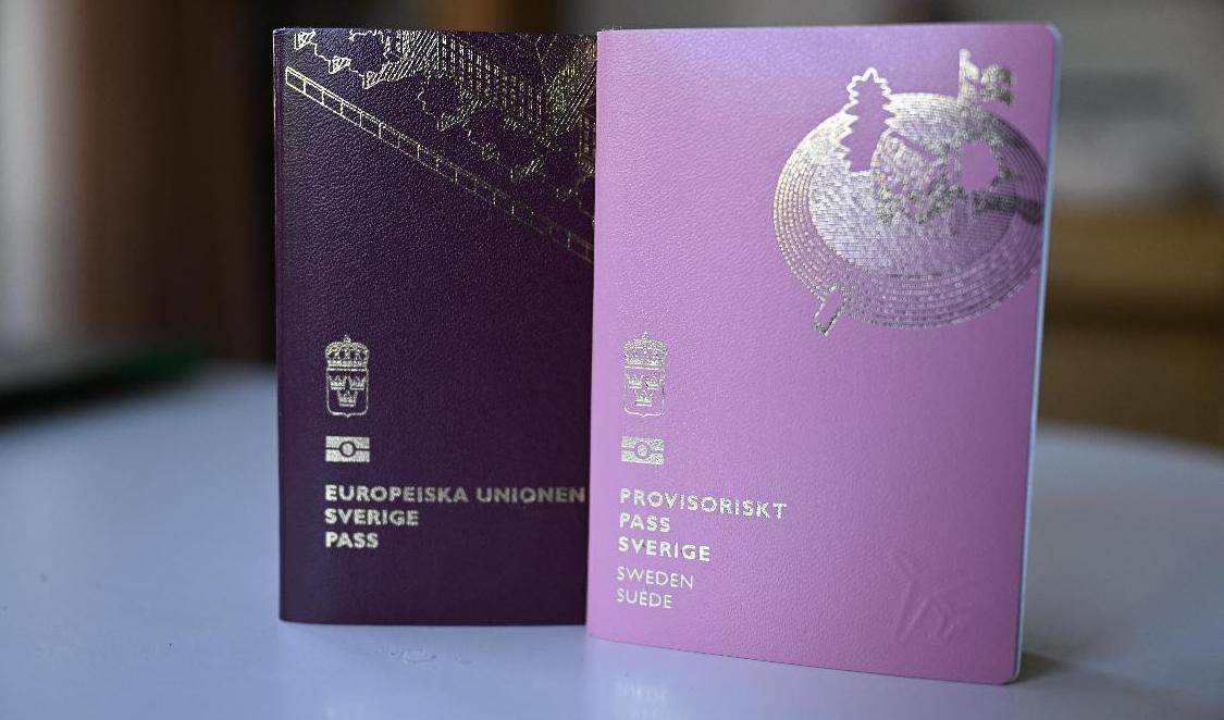 Mängder av pass och nationella id-kort ligger och väntar på att bli uthämtade på landets passexpeditioner. Arkivbild. Foto: Pontus Lundahl/TT