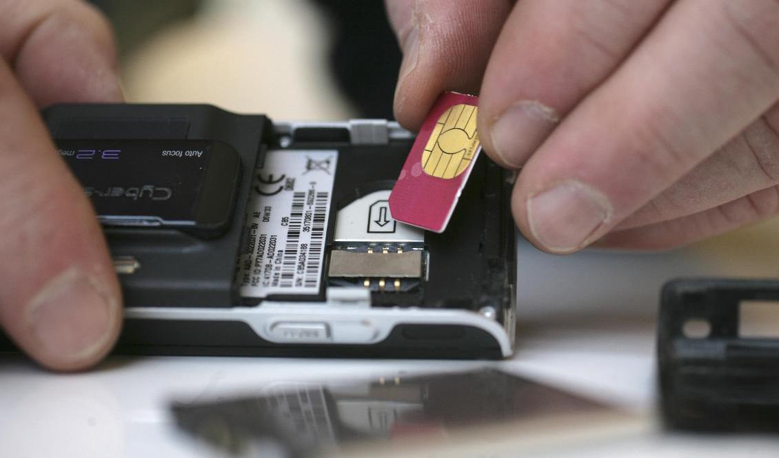 Det blir inte tillåtet att överlåta ett kontantkort till någon annan, utan omregistrering. Arkivbild. Foto: Fredrik Sandberg / TT