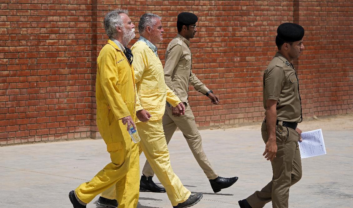 Jim Fitton från Storbritannien (till vänster) och tyske Volker Waldmann först till en domstolsförhandling i Bagdad i maj. De två anklagades för att ha tagit med sig antikviteter som souvenirer. Arkivbild. Foto: Hadi Mizban/AP/TT