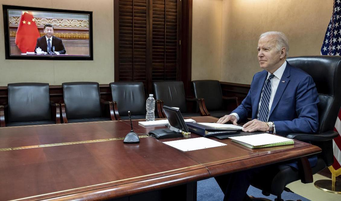 Joe Biden i ett virtuellt möte med Kinas president Xi Jinping i mars 2022. Foto: AP/TT
