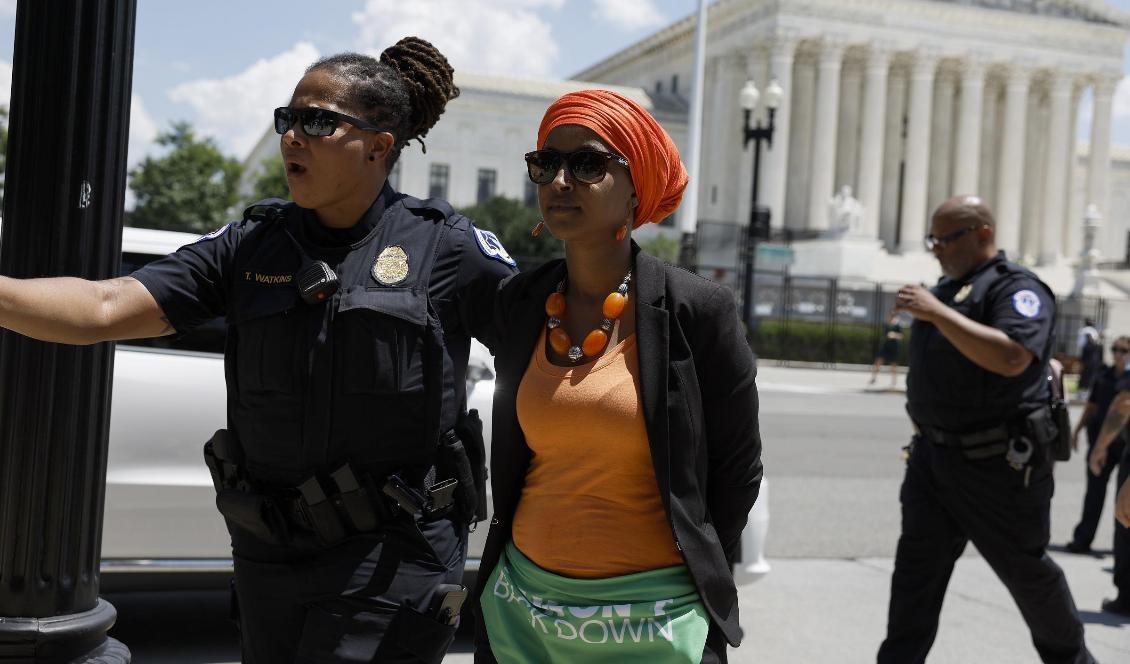 Den demokratiska ledamoten för representanthuset, Ilhan Omar, greps den 19 juli efter att ha deltagit i en demonstration för rätten till abort utanför Högsta domstolen i Washington D.C. i USA. Foto: Anna Moneymaker/Getty Images