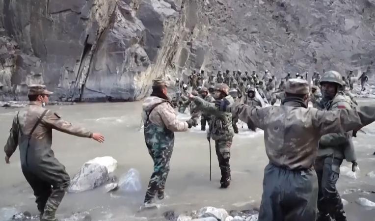 

En skärmbild från Kinas stats-tv visar kinesiska och indiska soldater vid en sammandrabbning i Galwandalen i Himalaya i juni 2020. Skärmbild. CCTV/AFP via Getty Images                                                                                        
