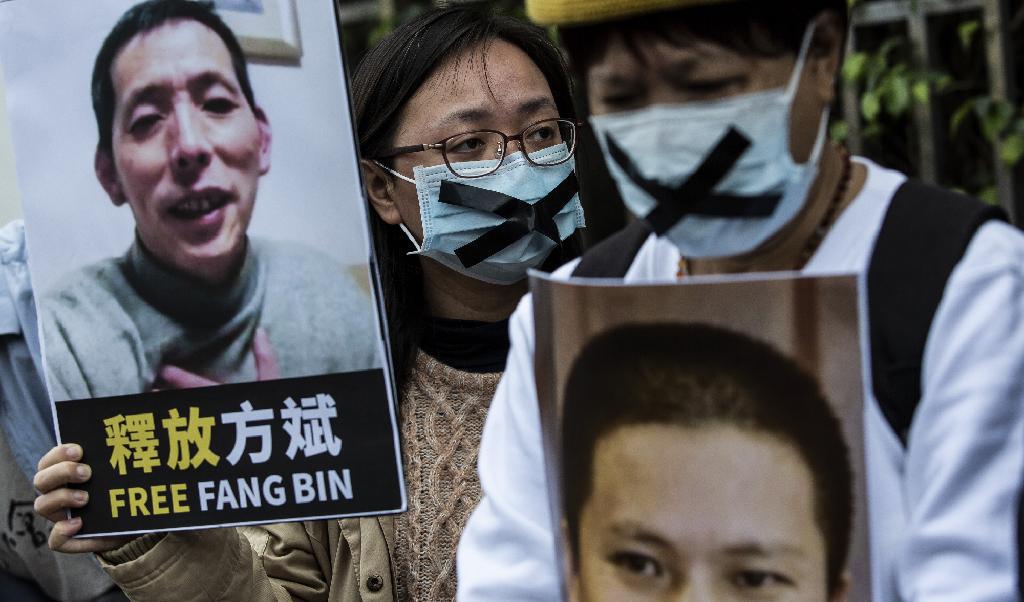 En demonstrant håller upp en bild på saknade medborgarjournalisten Fang Bin utanför kinesiska sambandskontoret i Hongkong den 19 februari 2020. Foto: Isaac Lawrence/AFP via Getty Images