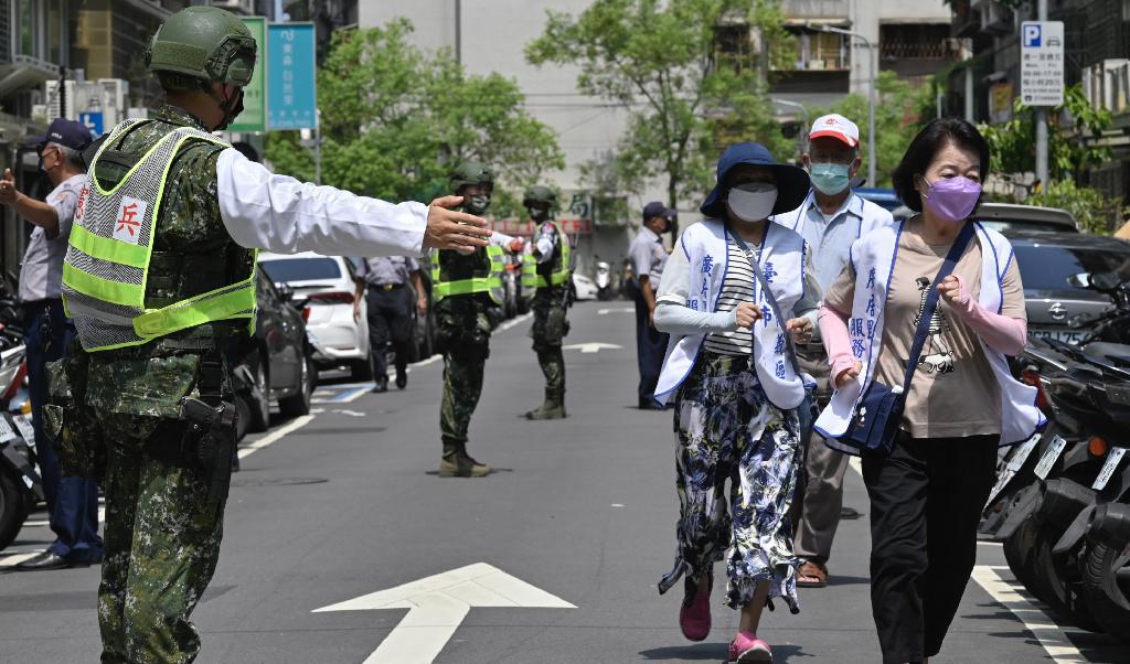 Militär guidar lokalinvånare till skyddsrum under försvarsövningar den 25 juli i Taiwans huvudstad Taipei. Foto: Sam Yeh/AFP via Getty Images
