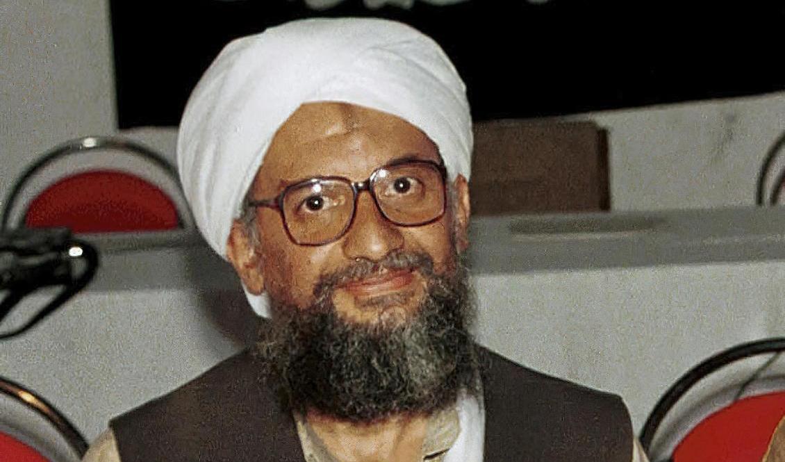 Så här såg han ut för 24 år sedan. Arkivbild på Ayman al-Zawahiri då han tillsammans med Usama bin Ladin talade med medier i Khost, Afghanistan, 1998. Foto: Mazhar Ali Khan/AP/TT