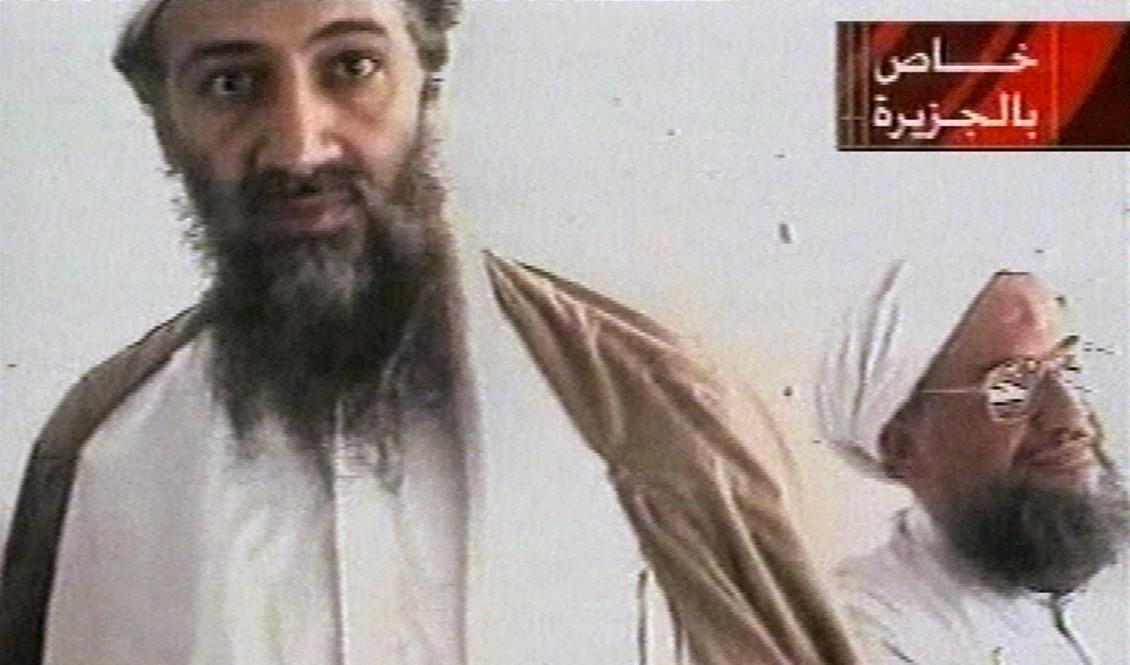 Den ökände terrorledaren Usama bin Ladin (till vänster) och Ayman al-Zawahiri (till höger) på bild tagen från en tv-sändning i oktober 2001. Arkivbild. Foto: AP/TT