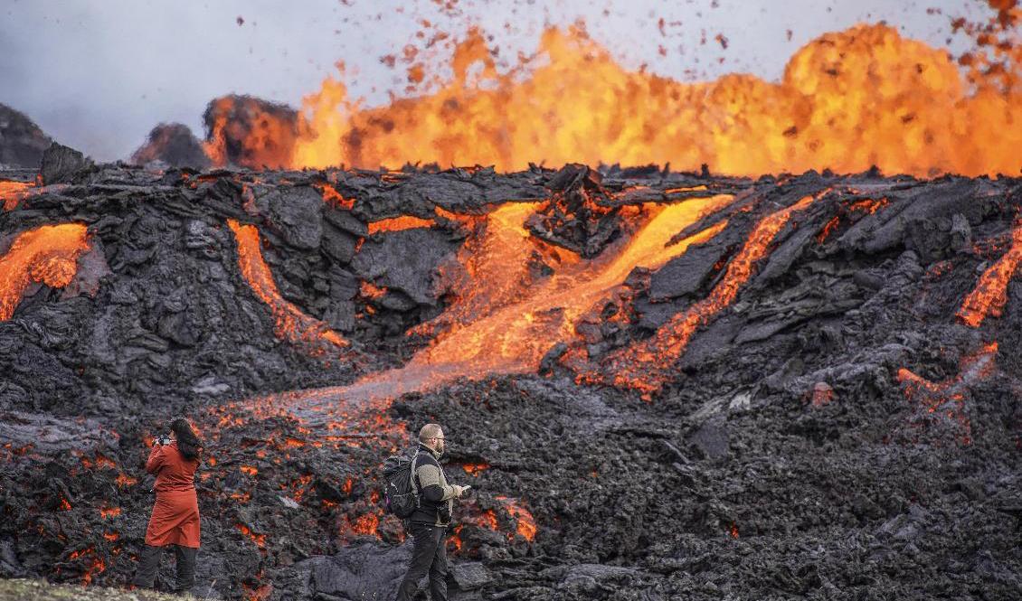 Het lava började i onsdags välla ut från en trång spricka i Fagradalsfjäll, drygt 30 kilometer från huvudstaden Reykjavik. Foto: Marco Di Marco/AP/TT